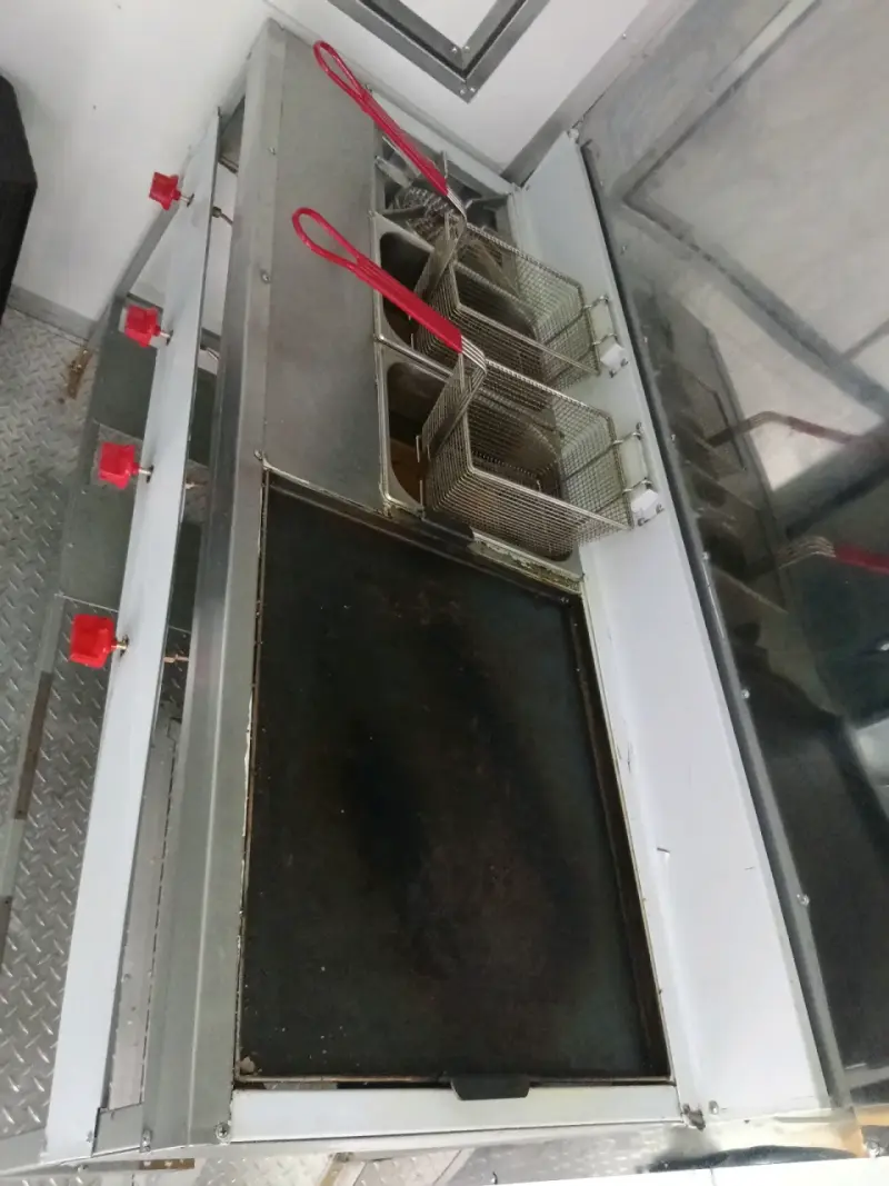 Carro de Comida Rápida con Equipamiento Completo - 2