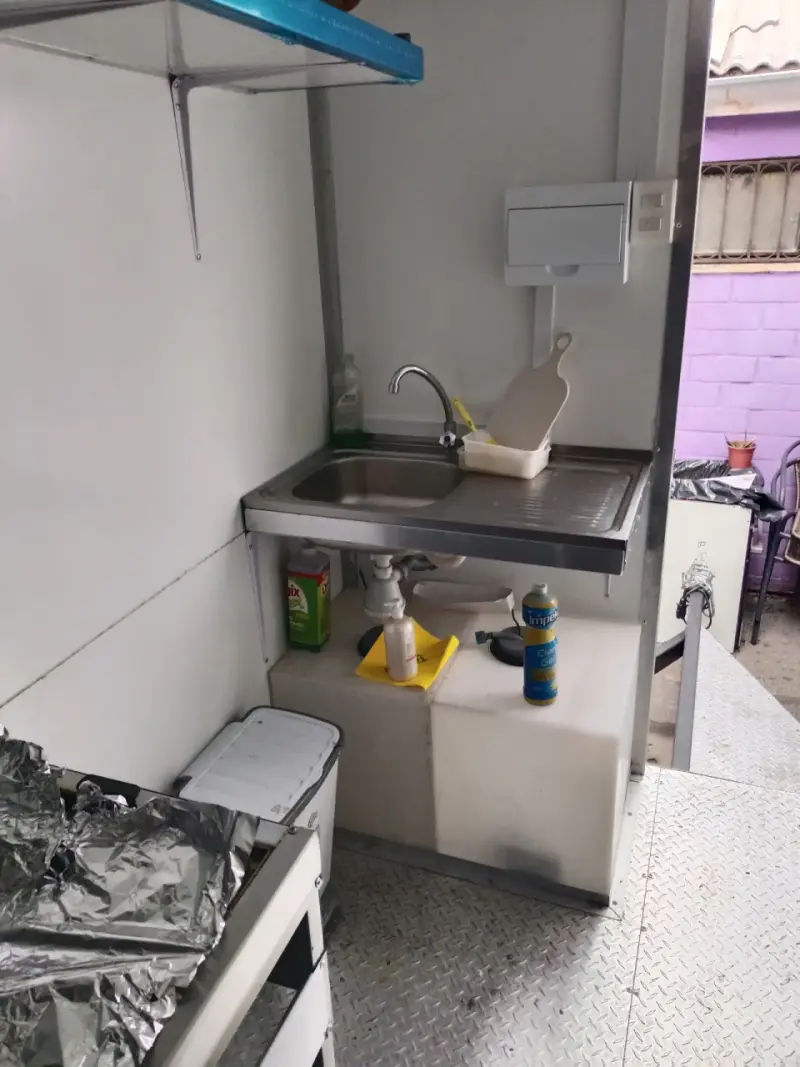 Carro de Comida Rápida con Equipamiento Completo - 6