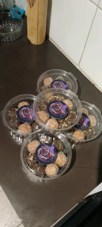 Trufas de chocolate surtidas en envase - miniatura 1