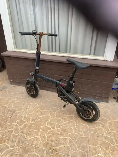 Scooter eléctrico plegable en buen estado - miniatura 1