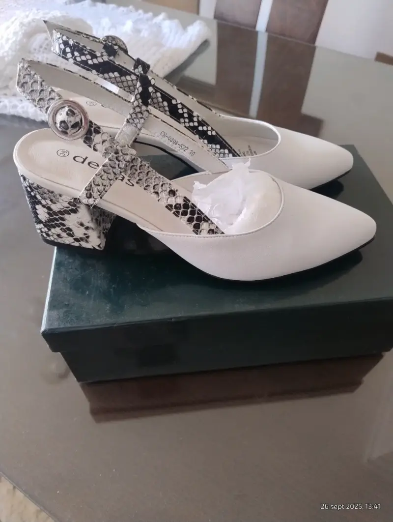 Zapatos de tacón blancos con diseño de serpiente - 1