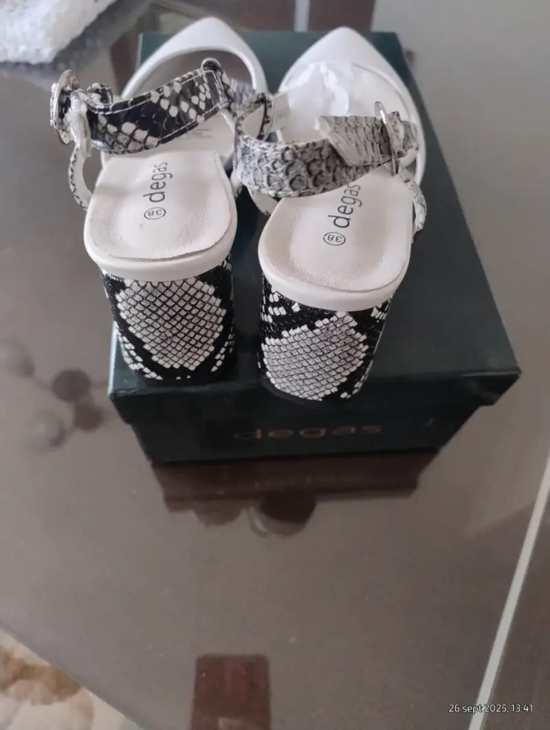 Zapatos de tacón blancos con diseño de serpiente - 2