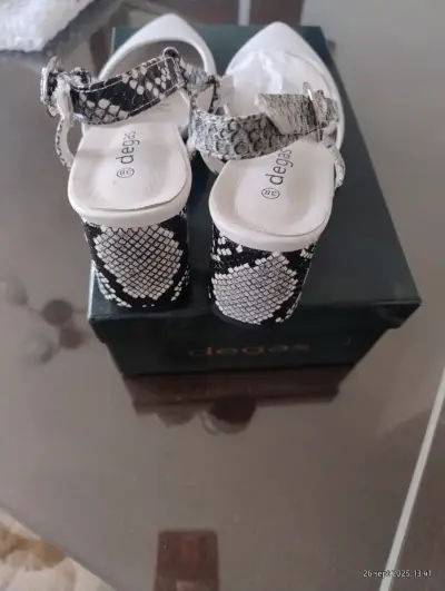 Zapatos de tacón blancos con diseño de serpiente - miniatura 2