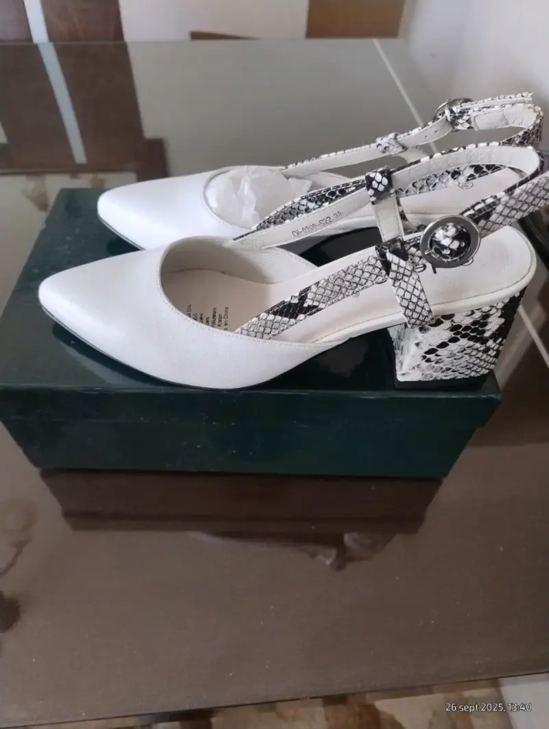 Zapatos de tacón blancos con diseño de serpiente - 3