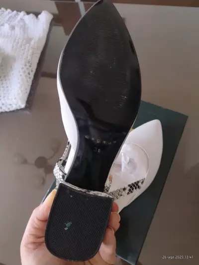 Zapatos de tacón blancos con diseño de serpiente - miniatura 4