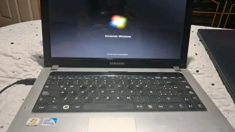 Notebook Samsung con Windows 7 funcionando - 1