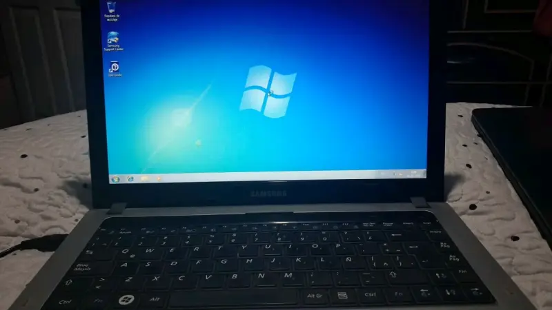 Notebook Samsung con Windows 7 funcionando - 2
