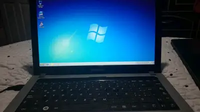 Notebook Samsung con Windows 7 funcionando - miniatura 2