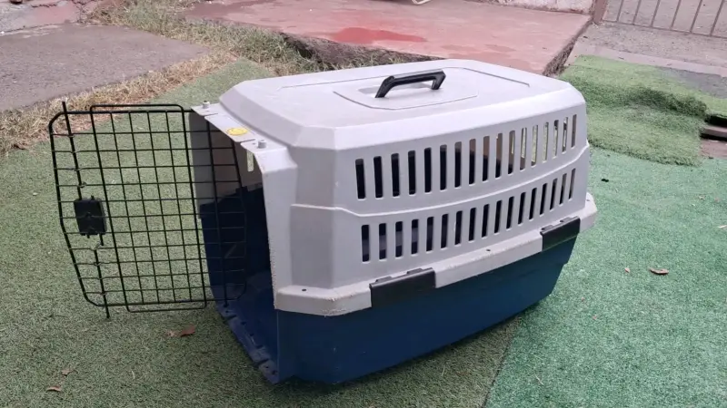 Transportadora de mascotas plástica con puerta metálica - 1