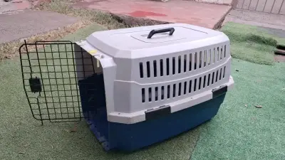 Transportadora de mascotas plástica con puerta metálica - miniatura 1