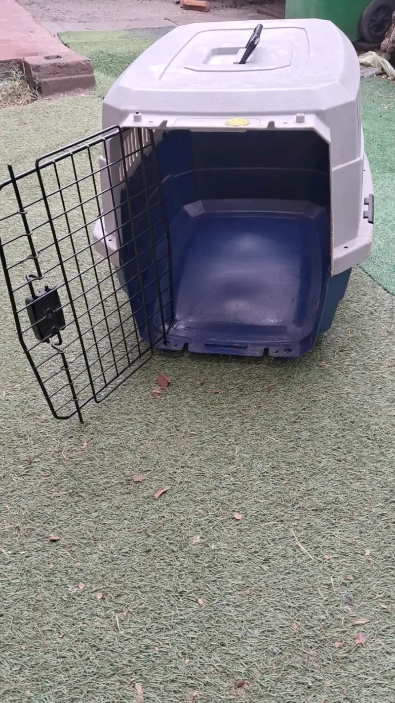 Transportadora de mascotas plástica con puerta metálica - 2