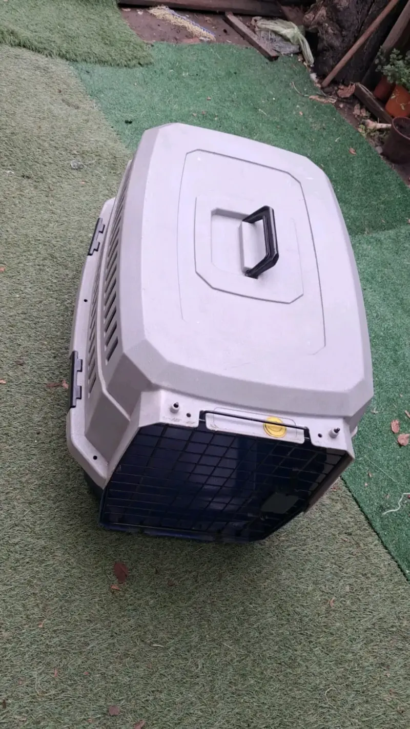 Transportadora de mascotas plástica con puerta metálica - 3