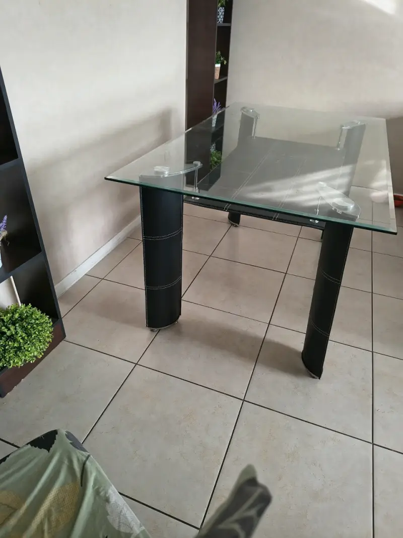 Mesa de comedor de vidrio con patas negras - 1