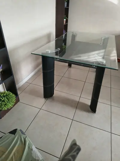 Mesa de comedor de vidrio con patas negras - miniatura 1
