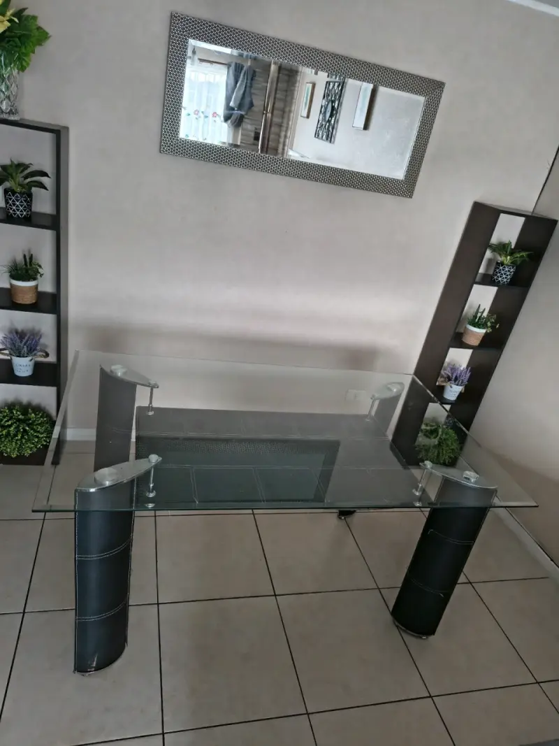 Mesa de comedor de vidrio con patas negras - 2