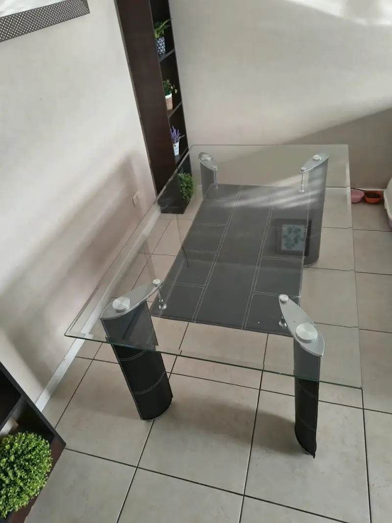 Mesa de comedor de vidrio con patas negras - 3