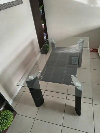 Mesa de comedor de vidrio con patas negras - miniatura 3