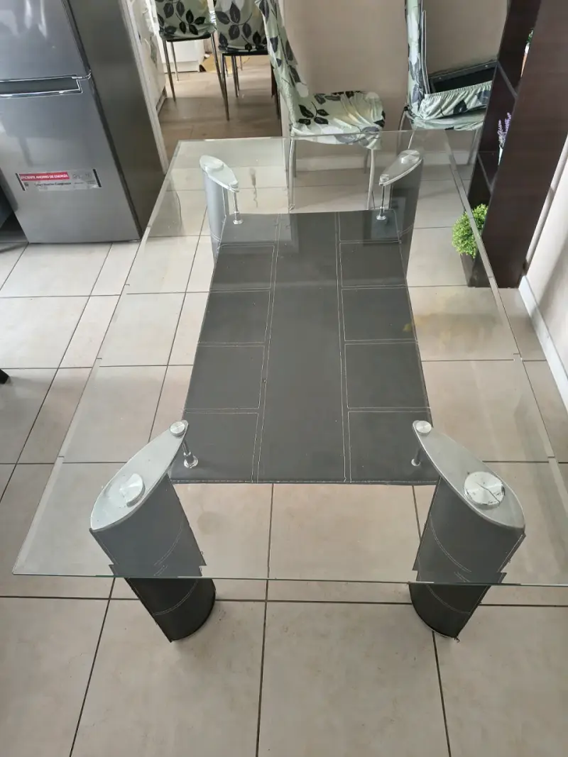 Mesa de comedor de vidrio con patas negras - 4