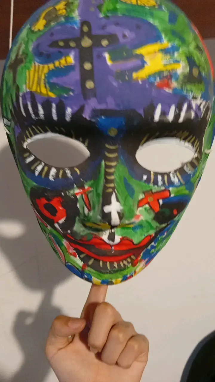 Máscara artesanal pintada a mano colorida