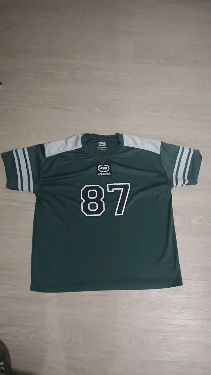 Polera deportiva verde Ecko Unltd con número 87 - 1