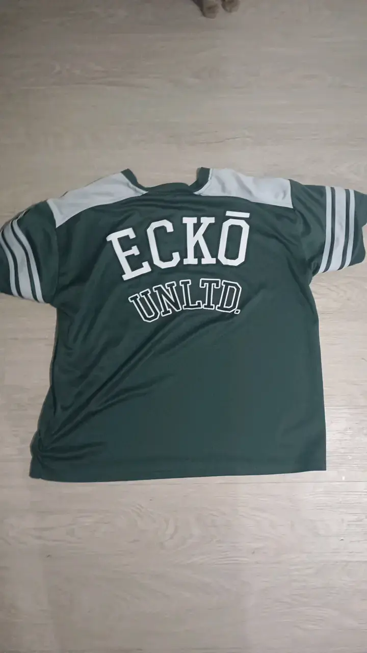Polera deportiva verde Ecko Unltd con número 87 - 2