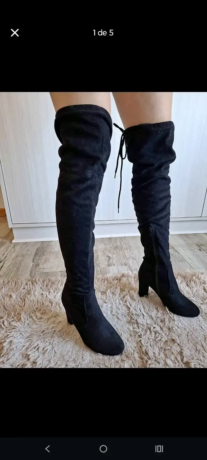 Botas negras sobre la rodilla con tacón