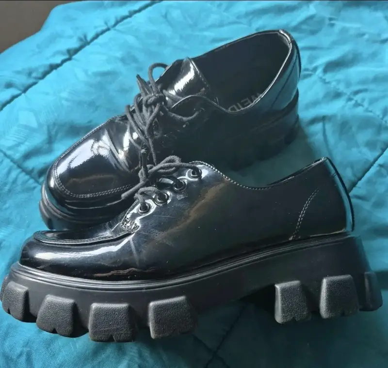 Zapatos de charol negro con plataforma gruesa