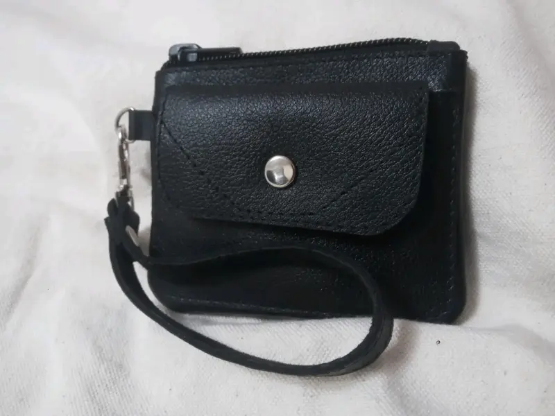 Monedero 100% cuero con ventana para tarjeta - 1