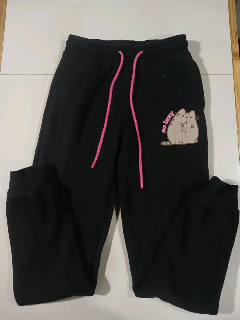 Pantalones deportivos negros con diseño de gato
