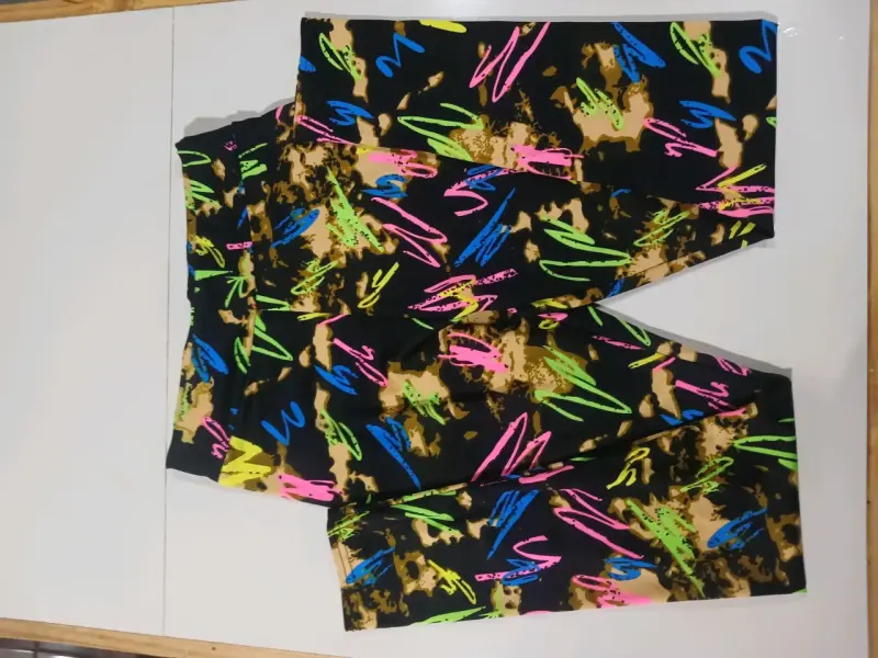 Calza deportivos con estampado colorido