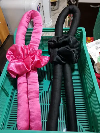 Rulos para el cabello sin calor en rosa y negro - miniatura 1