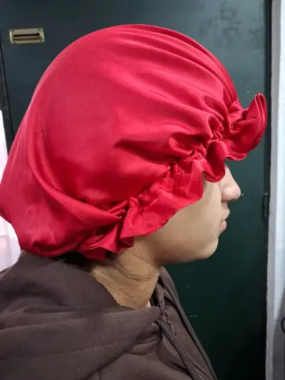 Gorro de satén rojo para dormir - miniatura 1