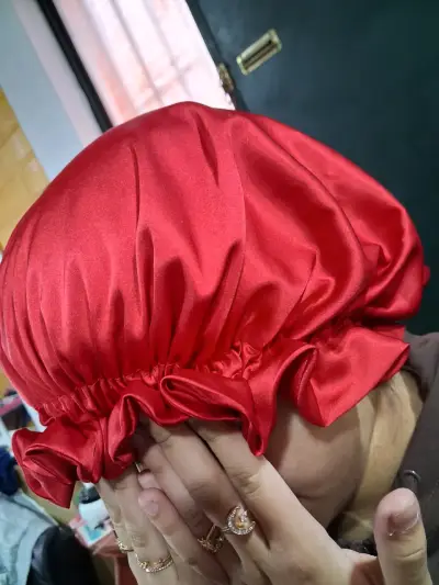 Gorro de satén rojo para dormir - miniatura 2