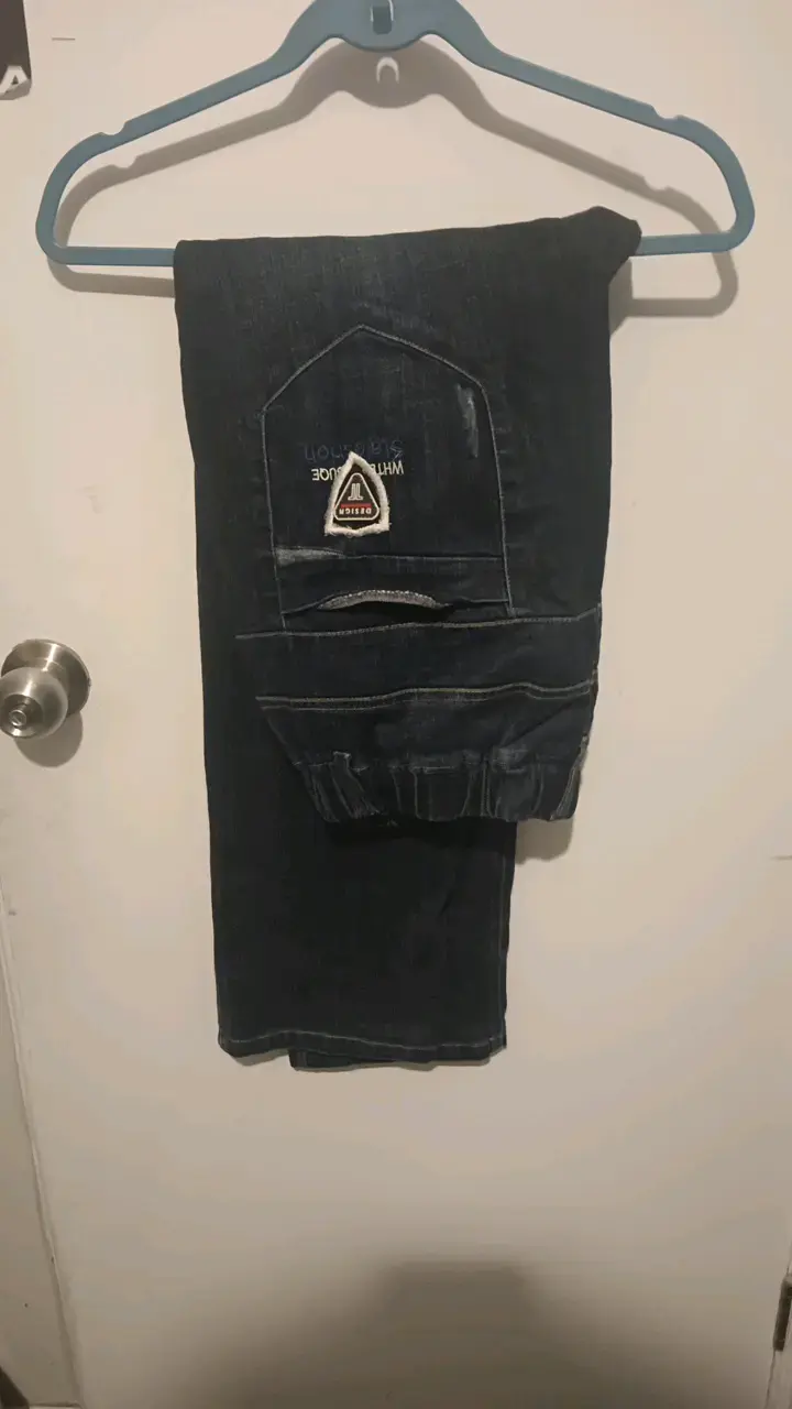 Jeans oscuros con diseño bordado - 1