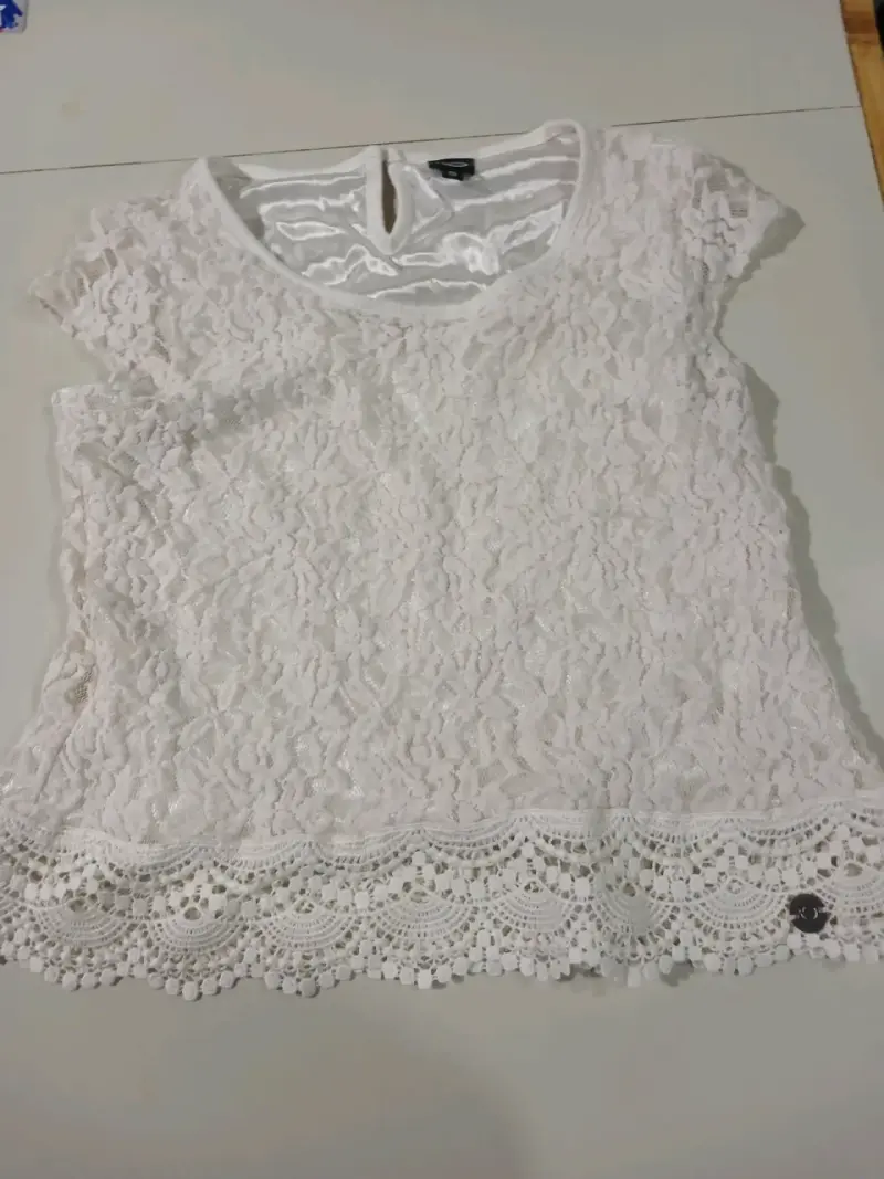 Blusa de encaje blanca con detalle floral