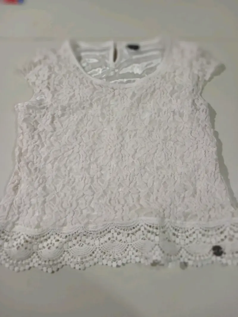Blusa de encaje blanca con detalle floral - 2