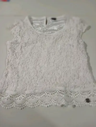 Blusa de encaje blanca con detalle floral - miniatura 2