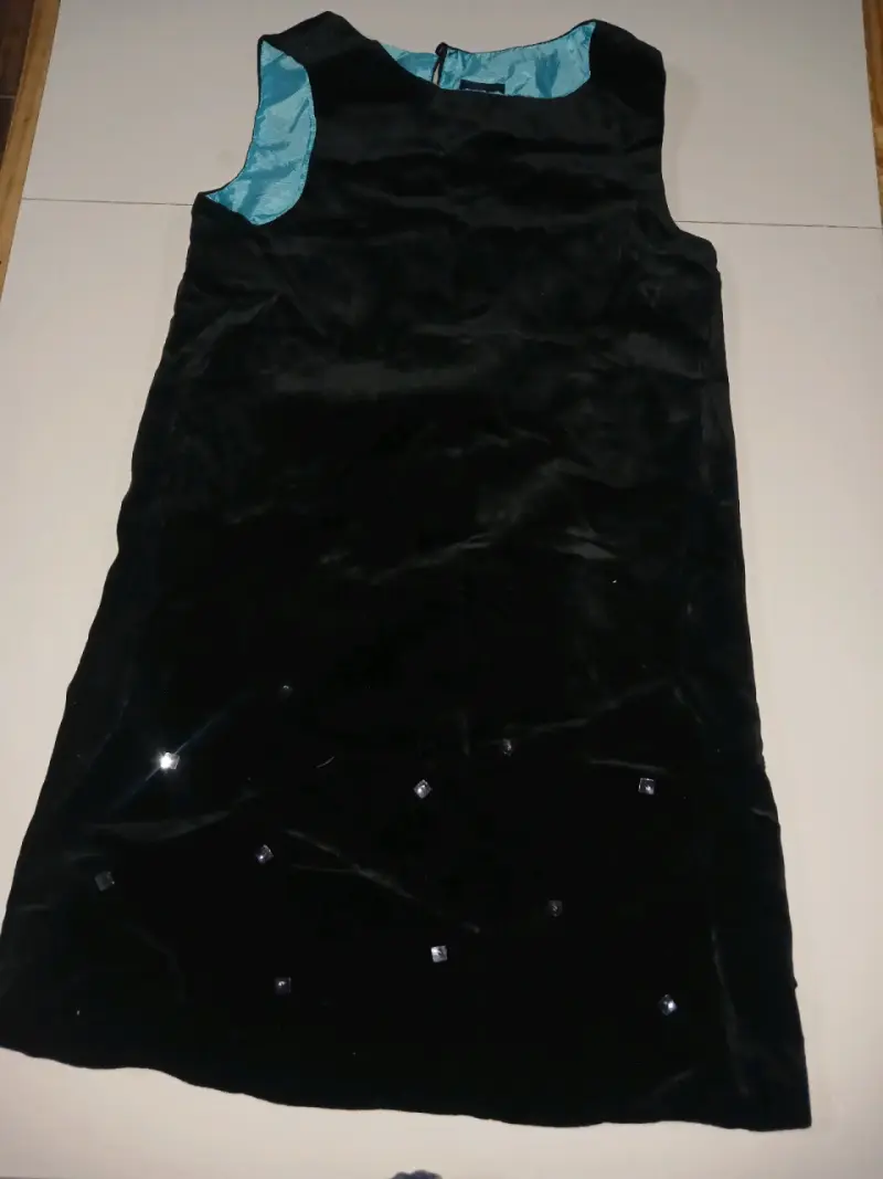 Vestido negro sin mangas con detalles brillantes