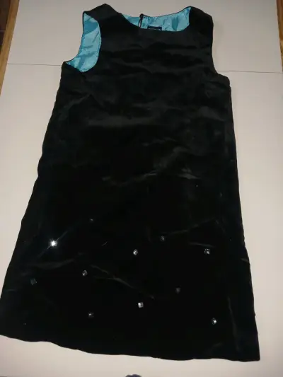 Vestido negro sin mangas con detalles brillantes - miniatura 1