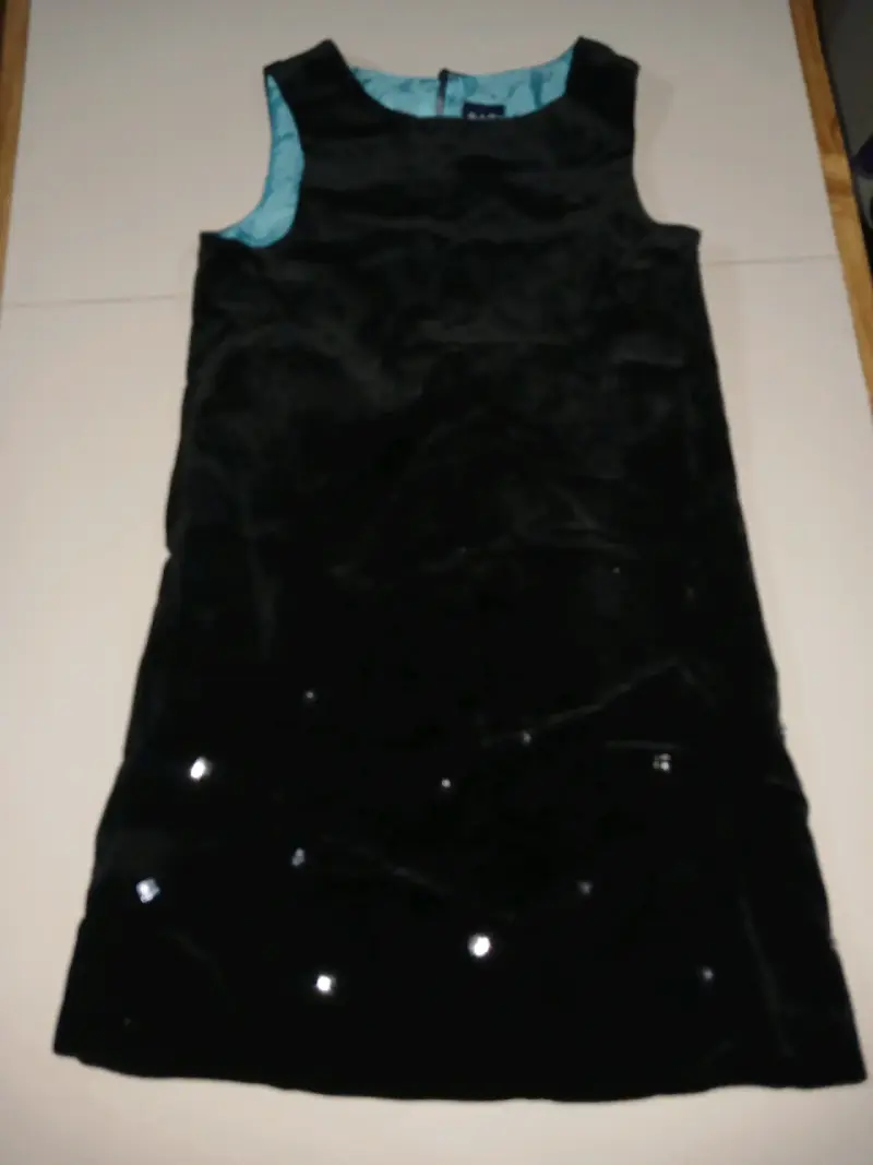 Vestido negro sin mangas con detalles brillantes - 2