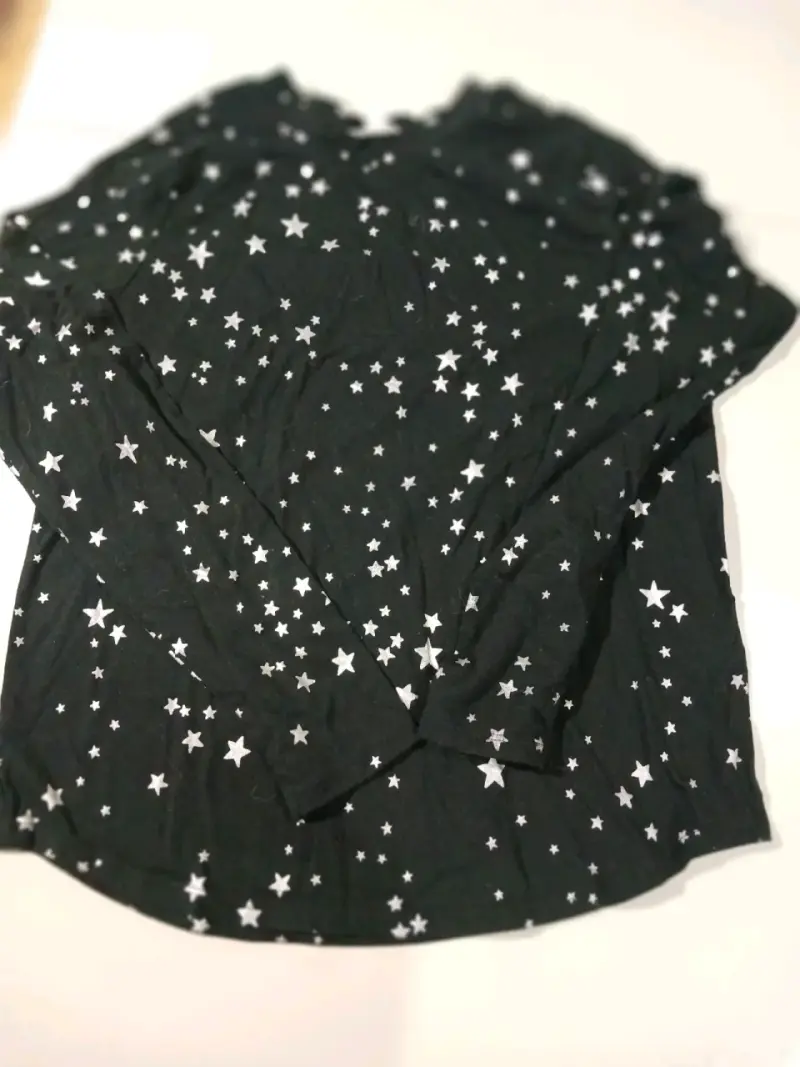 Polera negra con estampado de estrellas
