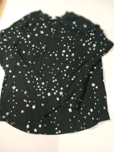 Polera negra con estampado de estrellas - miniatura 1