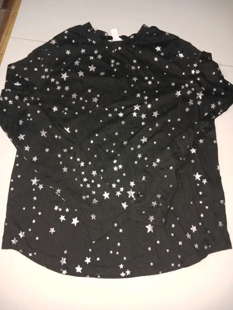 Polera negra con estampado de estrellas - 2