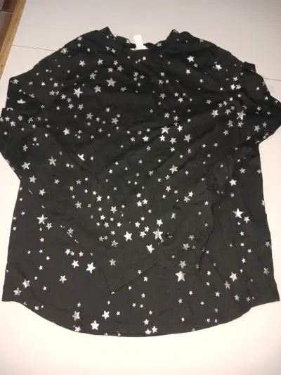 Polera negra con estampado de estrellas - miniatura 2