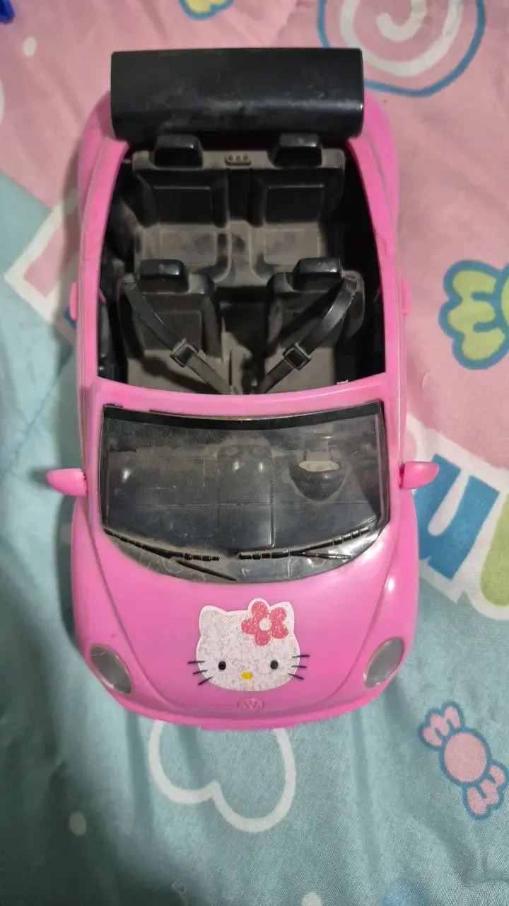 Auto de juguete rosa Hello Kitty - 1