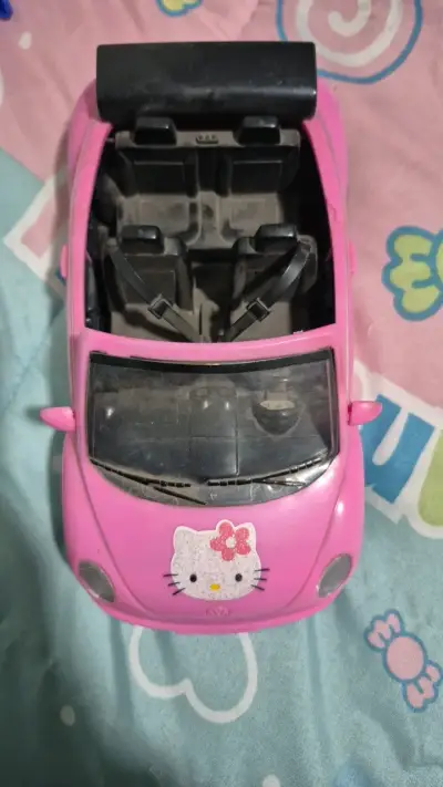 Auto de juguete rosa Hello Kitty - miniatura 1