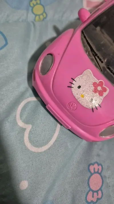Auto de juguete rosa Hello Kitty - miniatura 2