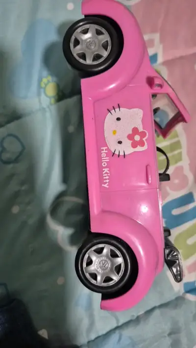 Auto de juguete rosa Hello Kitty - miniatura 4