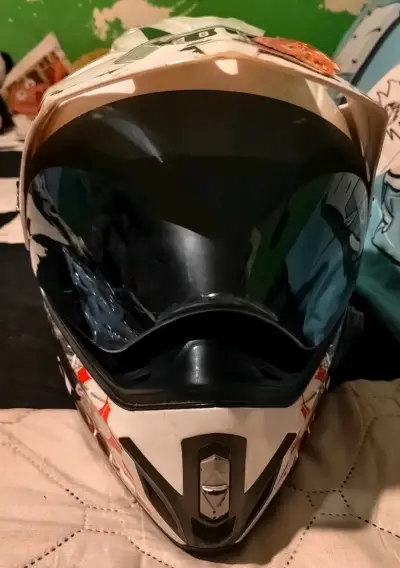 Casco de moto con diseño gráfico y visera oscura - miniatura 1