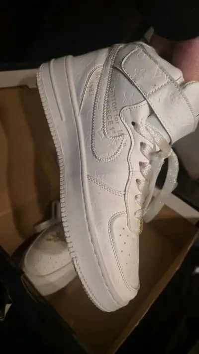 Zapatillas blancas Louis Vuitton Air edición especial - miniatura 2